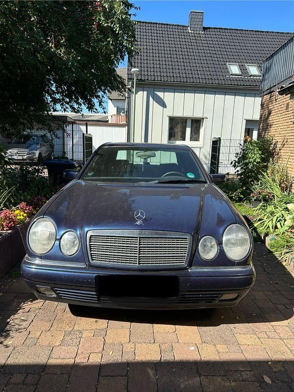 Blau Gebraucht 1996 Mercedes 200 Limousine | 2.300 € - Bild 1/4