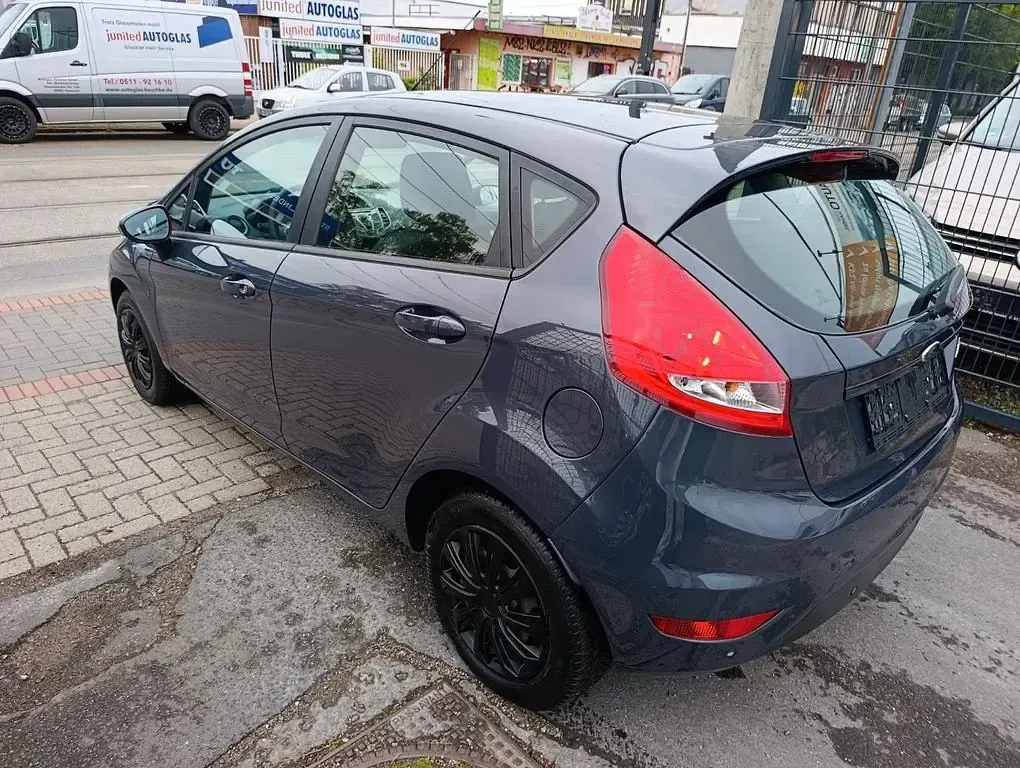 Gebraucht Ford Fiesta Trend 82 PS (60 kW) 2011 Grau Limousine