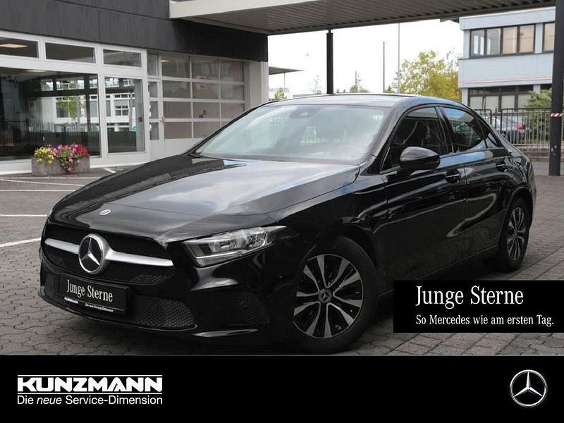 Nachtschwarz Gebraucht 2022 Mercedes A180 Limousine | 20.639 € (Fairer Preis) - Bild 1/4