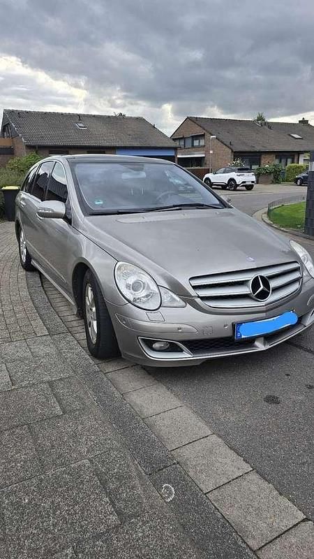 Grau Gebraucht 2006 Mercedes R350 Van / Kleinbus | 2.900 € - Bild 1/4