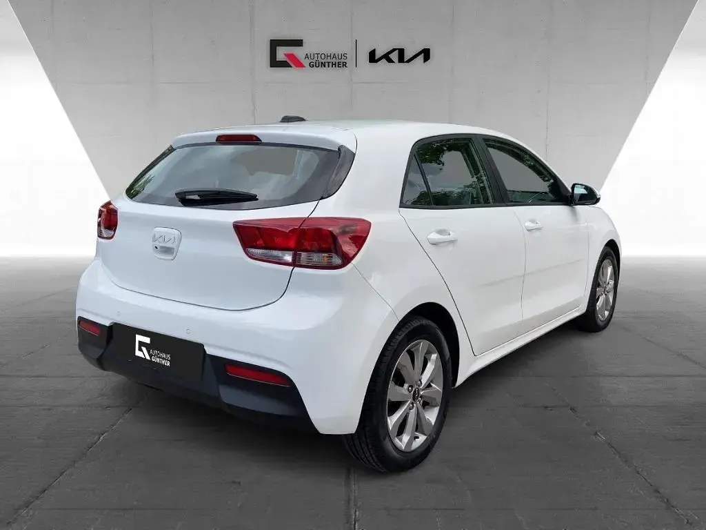 Używany Kia Rio Vision 101 KM (74 kW) 2023 Biały Sedan/Limuzyna