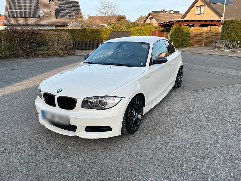 Weiß Gebraucht 2009 BMW 135 Coupé Advantage Coupé | 19.990 € - Bild 1/4