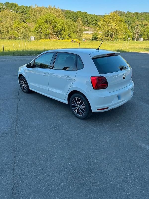 Gebraucht VW Polo Allstar 90 PS (66 kW) 2016 Weiß Kleinwagen