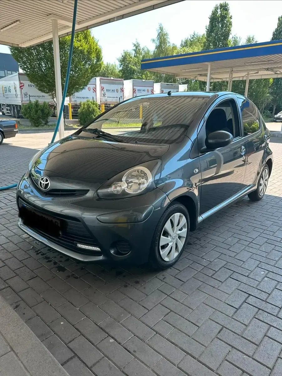 Gebraucht Toyota Aygo 68 PS (50 kW) 2013 Grau Kleinwagen