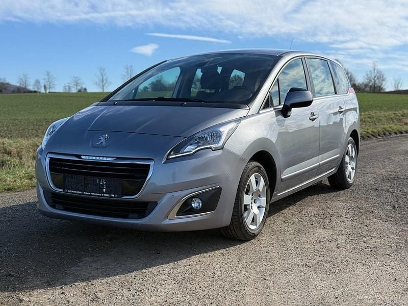 Grau Gebraucht 2016 Peugeot 5008 Van / Kleinbus | 8.900 € (Fairer Preis) - Bild 1/4