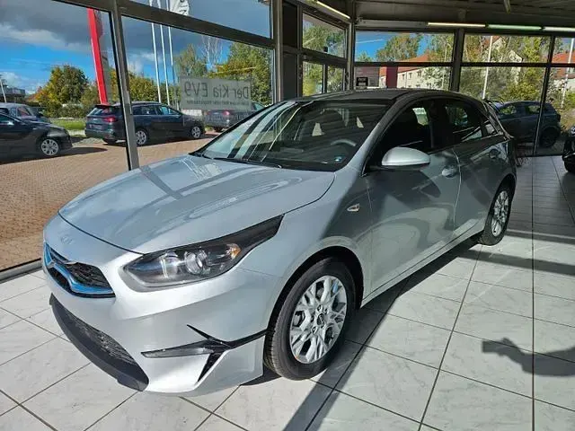Nowe Kia Ceed Vision 99 KM (72 kW) 2026 Srebrny Hatchback