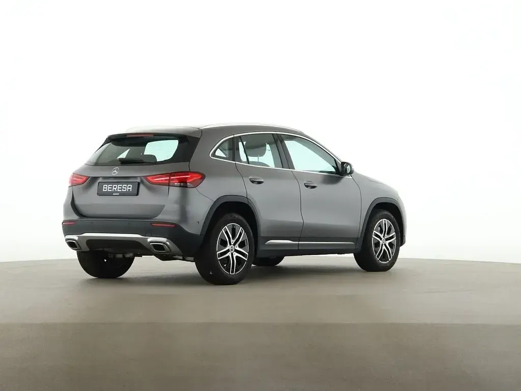 Gebraucht Mercedes GLA200 Progressive 163 PS (119 kW) 2022 Grau SUV