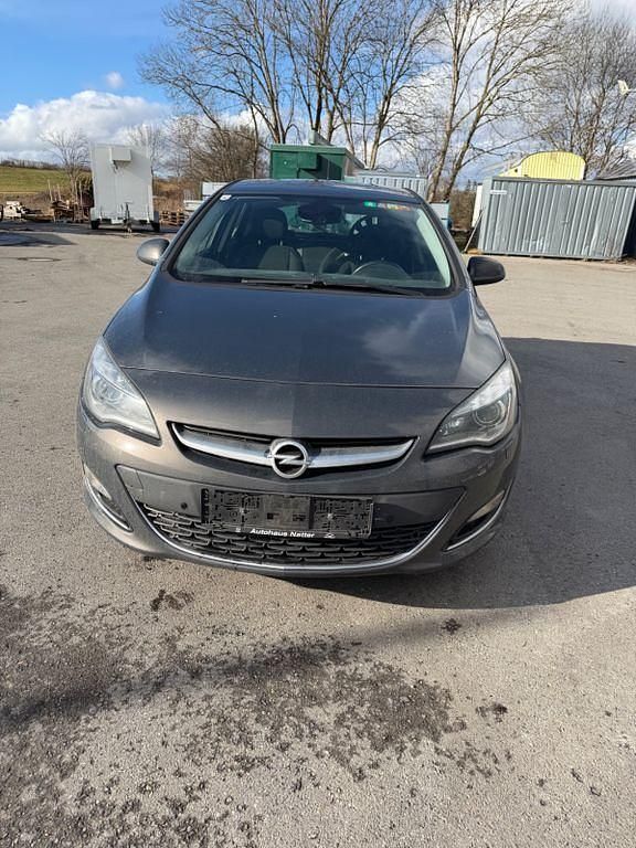 Grau Gebraucht 2013 Opel Astra Innovation Limousine | 3.900 € (Fairer Preis) - Bild 1/4