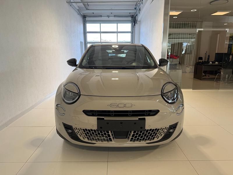 Neu Fiat 600 La Prima 110 PS (80 kW) 2025 636 cappuccino beige SUV