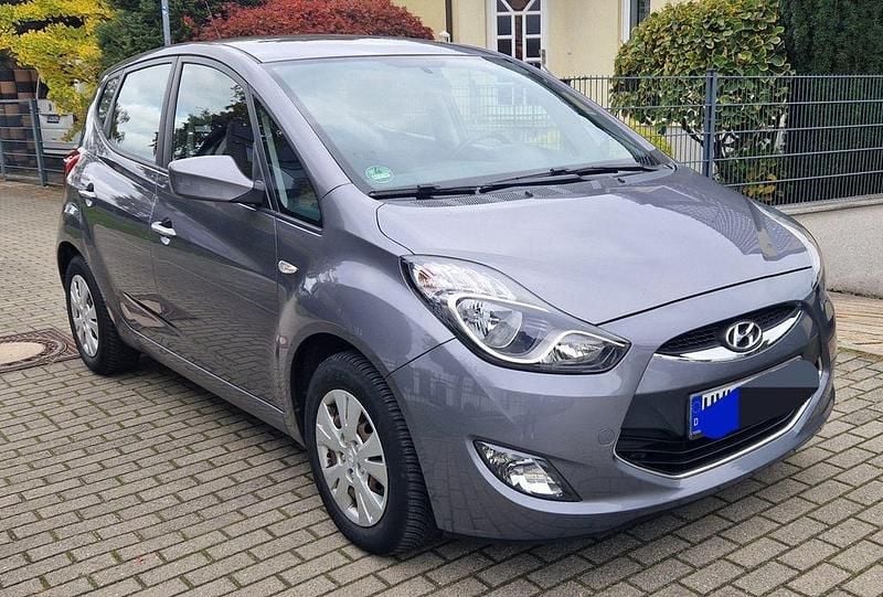 Grau Gebraucht 2014 Hyundai ix20 Edition Van / Kleinbus | 5.555 € (Guter Preis) - Bild 1/4