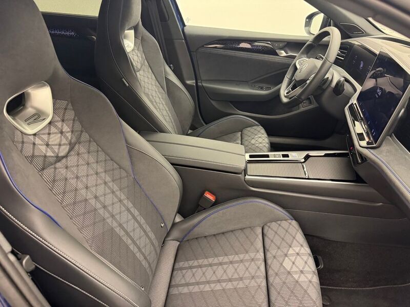 Gebraucht VW Passat R-line 272 PS (200 kW) 2024 Blue metallic Kombi