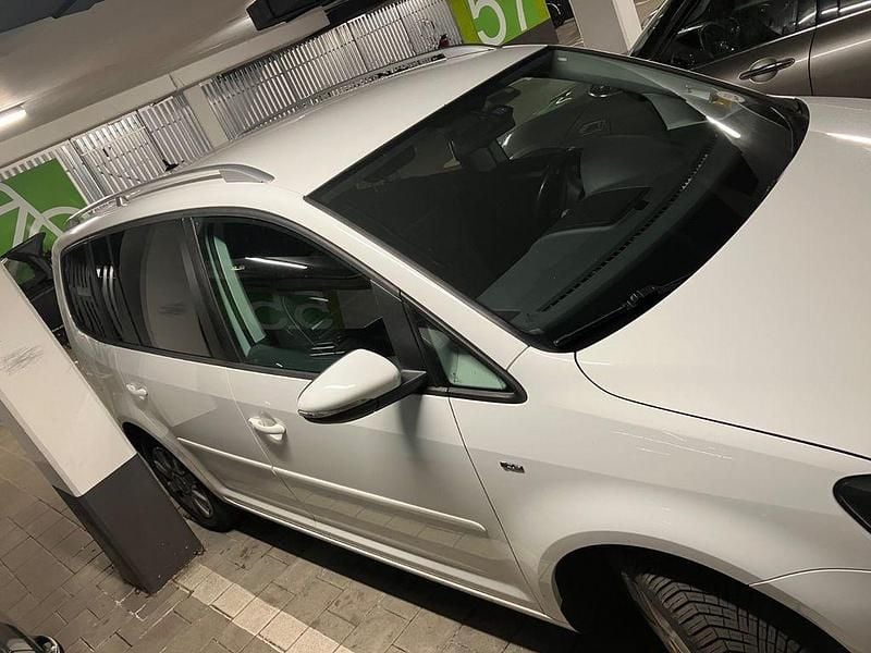Gebraucht VW Touran Cup 105 PS (77 kW) 2014 Weiß Van / Kleinbus