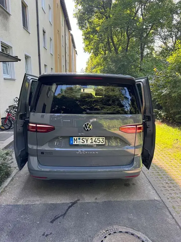 Gebraucht VW Multivan Life 150 PS (110 kW) 2023 Grau Van / Kleinbus