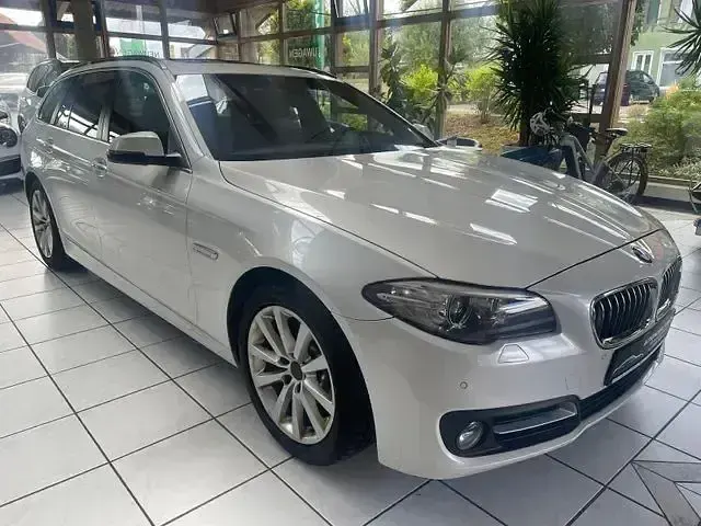 Gebraucht BMW 520 Performance 190 PS (139 kW) 2017 Mineralweiss metallic (metallic) Kombi