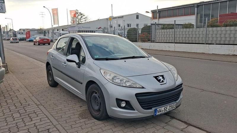 Grau Gebraucht 2011 Peugeot 207 Urban Move Limousine | 1.950 € (Fairer Preis) - Bild 1/4