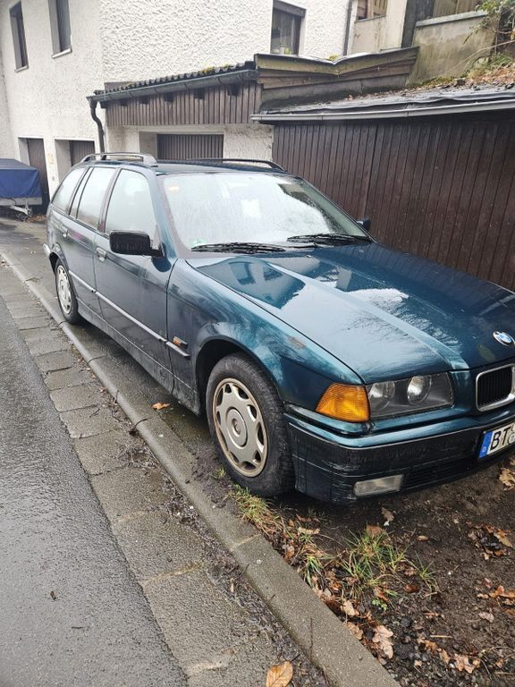 Grün Gebraucht 1996 BMW 318 Kombi | 999 € (Superpreis) - Bild 1/4