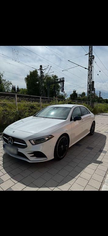 Weiß Gebraucht 2019 Mercedes A250 Sport Limousine | 26.400 € (Guter Preis) - Bild 1/4