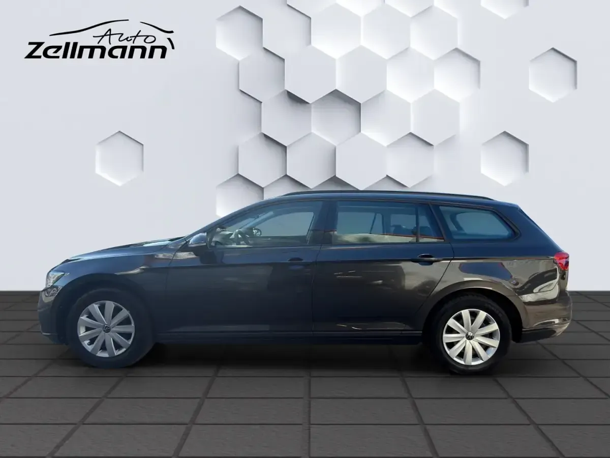 Gebraucht VW Passat Basis 122 PS (89 kW) 2023 Grau Kombi