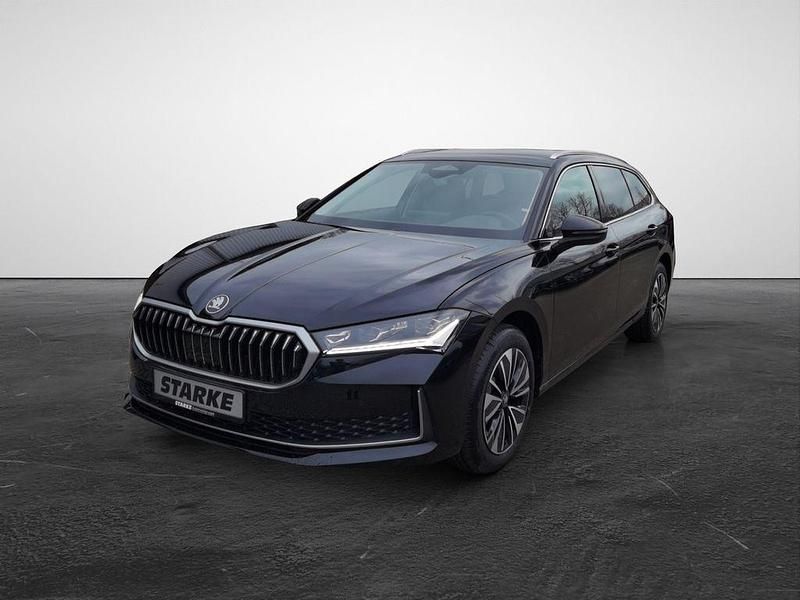 Neu Skoda Superb Selection 150 PS (110 kW) 2025 Ebony schwarz metallic Kombi