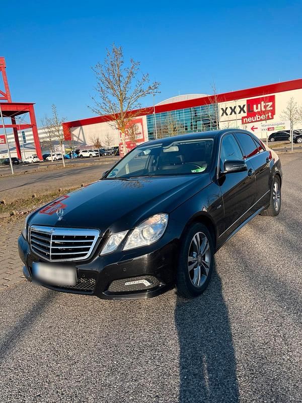 Gebraucht Mercedes E220 Avantgarde 170 PS (125 kW) 2010 Schwarz Limousine