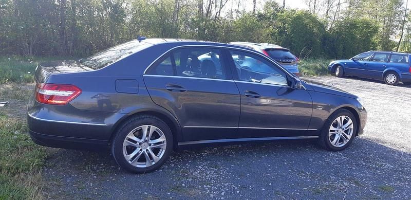 Gebraucht Mercedes E220 Avantgarde 170 PS (125 kW) 2010 Grau Limousine