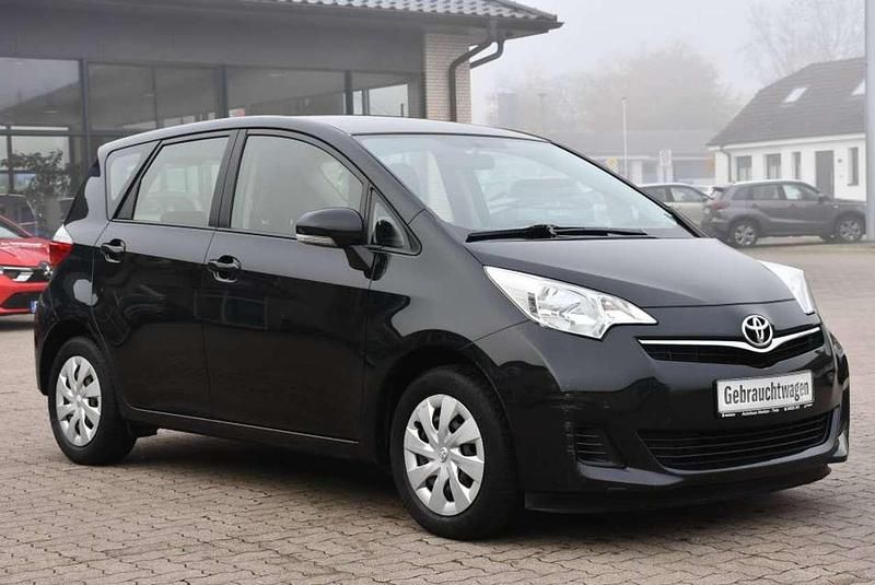 Gebraucht Toyota Verso-S 99 PS (72 kW) 2012 Schwarz Van / Kleinbus