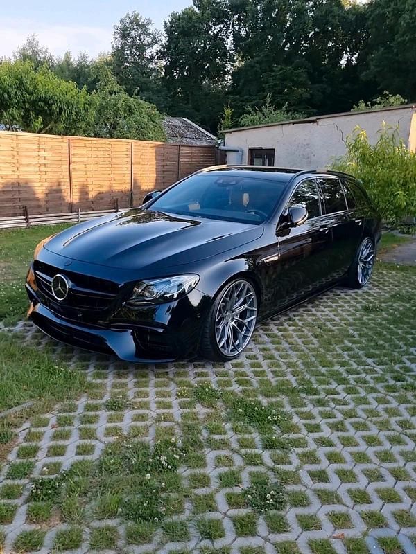 Schwarz Gebraucht 2018 Mercedes E63 AMG AMG Kombi | 56.990 € (Teuer) - Bild 1/4