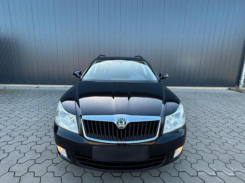 Gebraucht Skoda Octavia 105 PS (77 kW) 2010 Schwarz Kombi