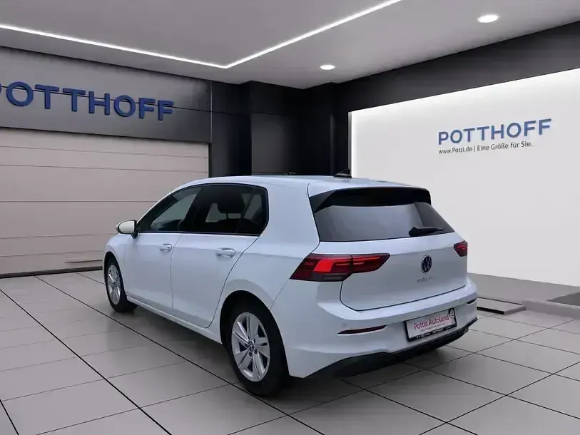 Gebraucht VW Golf VIII Life 150 PS (110 kW) 2023 Pure white Limousine