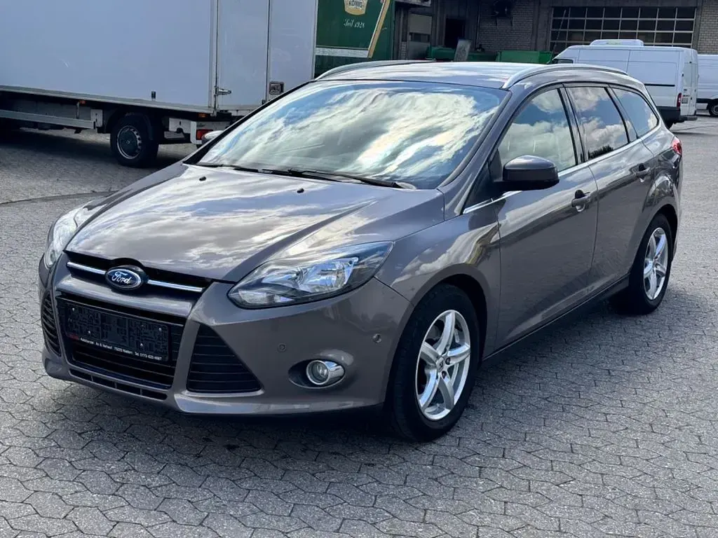Używany Ford Focus Titanium 150 KM (110 kW) 2011 Brązowy Sedan/Limuzyna