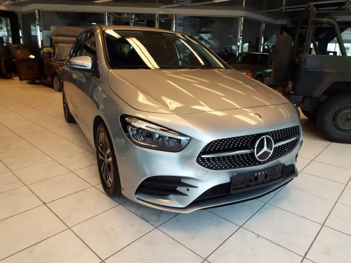 Gebraucht Mercedes B180 136 PS (100 kW) 2024 Silber Van / Kleinbus