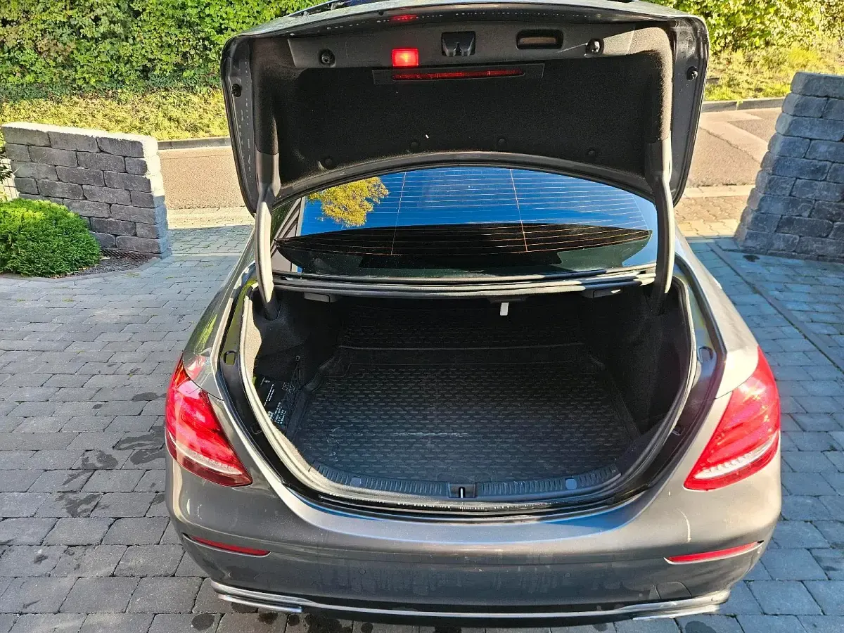Gebraucht Mercedes E220 Avantgarde 194 PS (142 kW) 2019 Grau Limousine