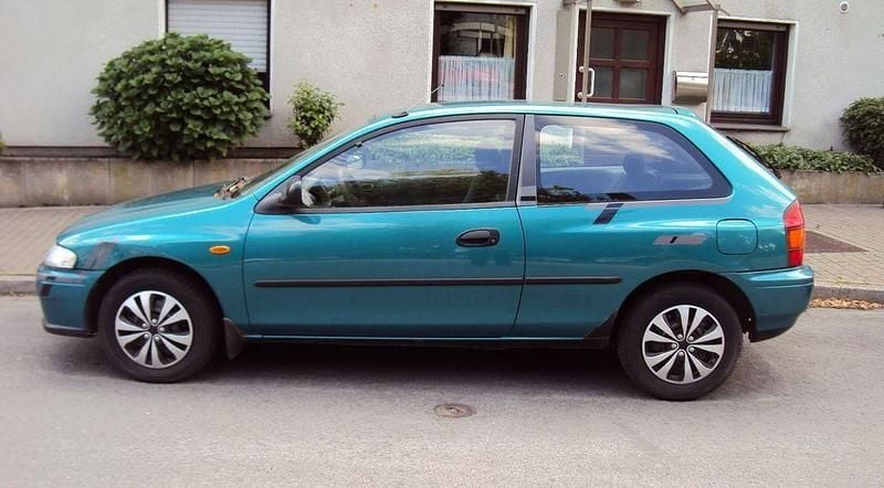 Grün Gebraucht 1997 Mazda 323 Limousine | 1.499 € (Fairer Preis) - Bild 1/4