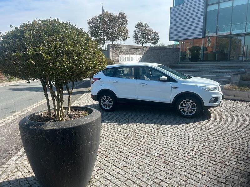 Gebraucht Ford Kuga Titanium 150 PS (110 kW) 2019 Weiß SUV