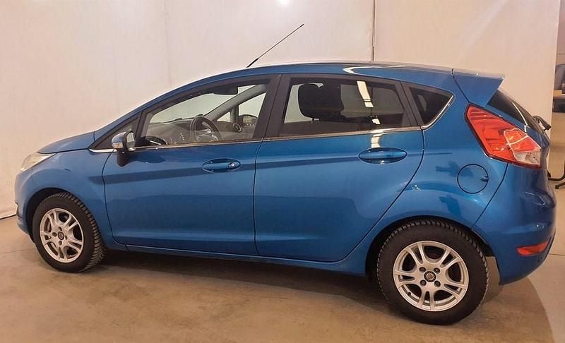 Blau Gebraucht 2014 Ford Fiesta Titanium Limousine | 5.900 € (Fairer Preis) - Bild 1/4