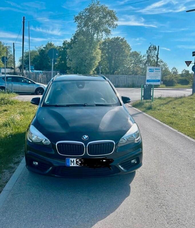 Schwarz Gebraucht 2016 BMW 220 Gran Tourer Van / Kleinbus | 12.690 € (Superpreis) - Bild 1/4