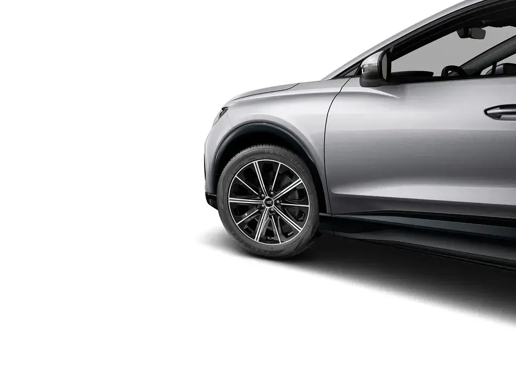 Second-hand Audi Q4 e-tron Ambiente 150 kW (204 CP) 2025 Argintiu SUV