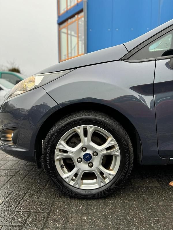 Gebraucht Ford Fiesta Trend 82 PS (60 kW) 2013 Grau Kleinwagen
