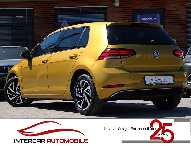 Usado VW Golf VII Join 116 HP (85 kW) 2018 Amarelo Sedan