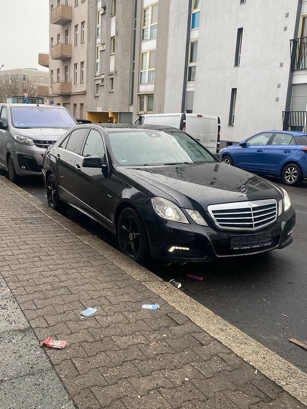 Schwarz Gebraucht 2010 Mercedes E250 Avantgarde Limousine | 7.900 € (Fairer Preis) - Bild 1/4