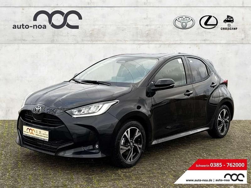 Black mica / ink Neu 2025 Toyota Yaris Hybrid Kleinwagen | 22.900 € (Guter Preis) - Bild 1/4