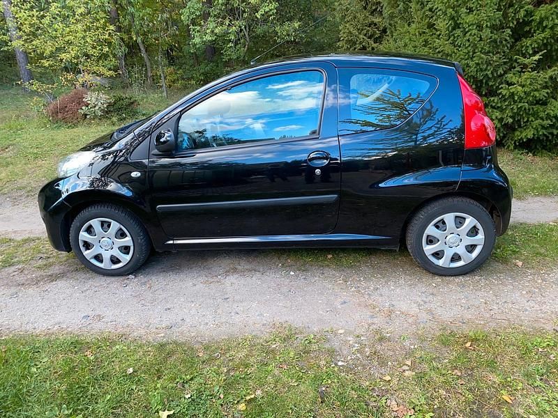 Schwarz Gebraucht 2011 Peugeot 107 Kleinwagen | 3.850 € (Etwas zu teuer) - Bild 1/4
