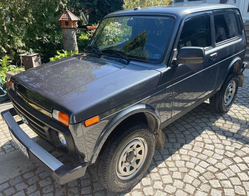 Grau Gebraucht 2021 Lada niva SUV | 14.300 € (Etwas zu teuer) - Bild 1/4