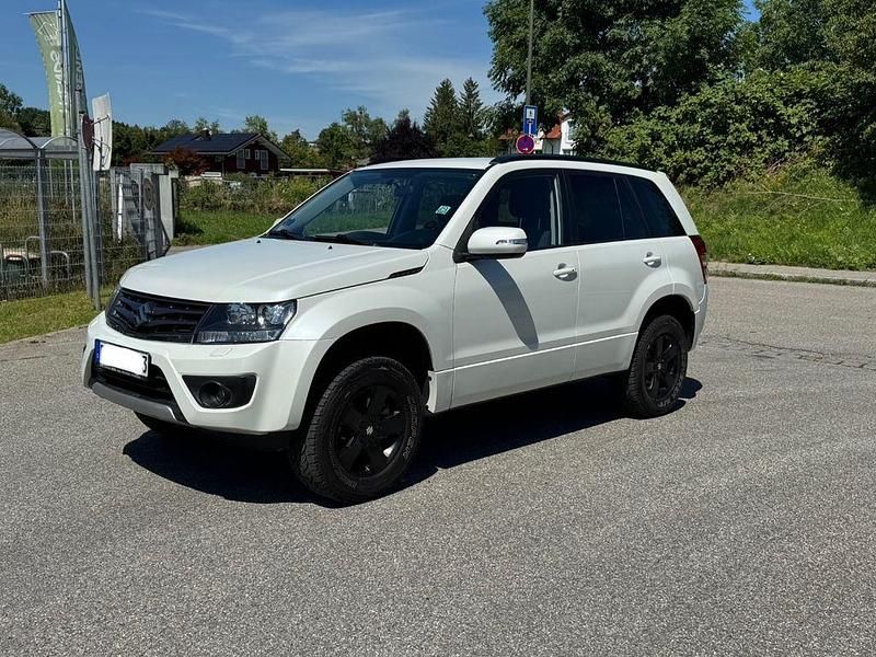 Weiß Gebraucht 2015 Suzuki Grand Vitara SUV | 13.800 € (Etwas zu teuer) - Bild 1/4