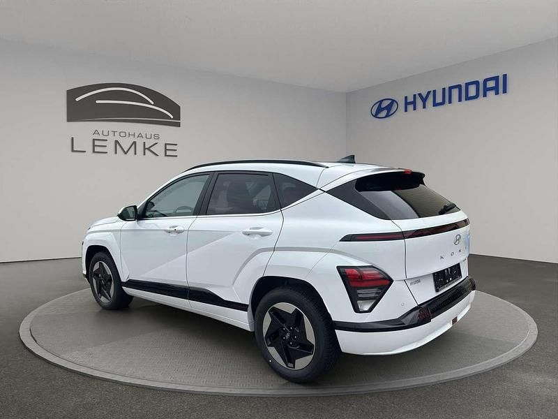 Gebraucht Hyundai Kona Trend 114 kW (156 PS) 2024 Atlas white SUV