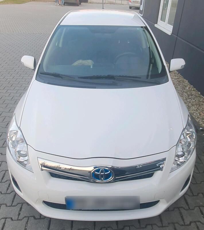 Weiß Gebraucht 2012 Toyota Auris Hybrid Life Limousine | 11.999 € - Bild 1/4