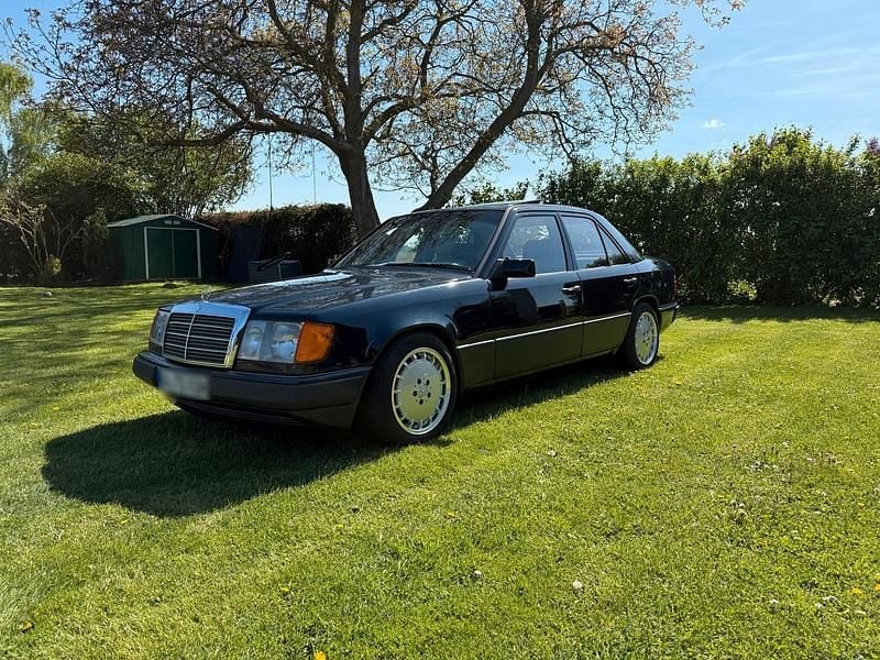 Używany Mercedes E300 113 KM (83 kW) 1990 Niebieski Sedan/Limuzyna