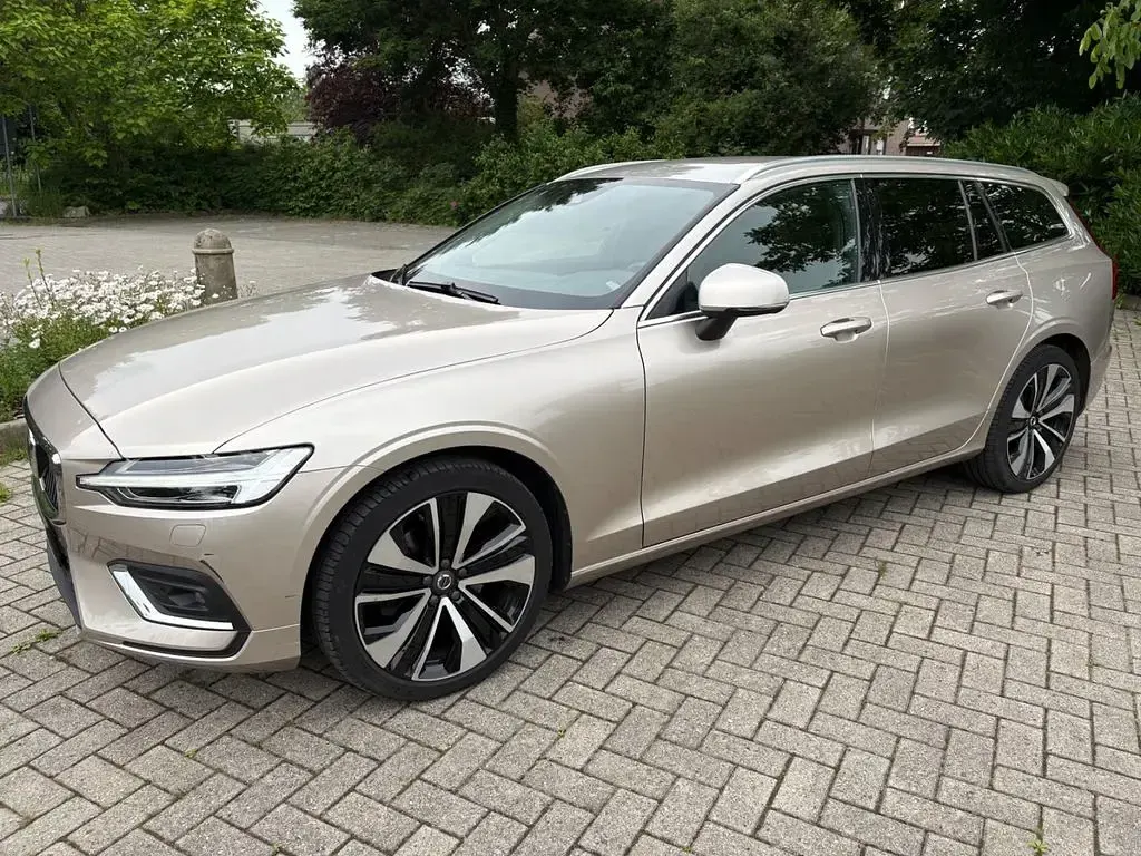 Gebraucht Volvo V60 Plus 197 PS (144 kW) 2022 Grau Kombi