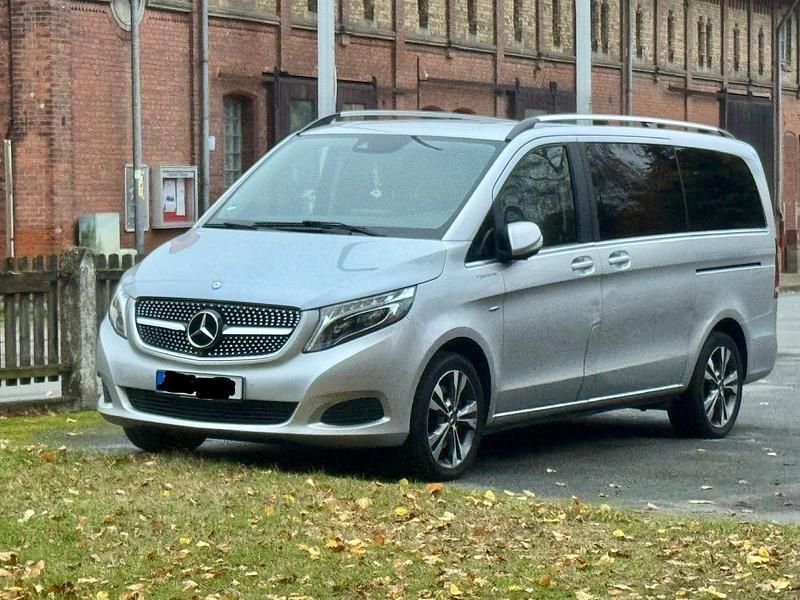 Silber Gebraucht 2015 Mercedes V250 Van / Kleinbus | 25.900 € (Superpreis) - Bild 1/4