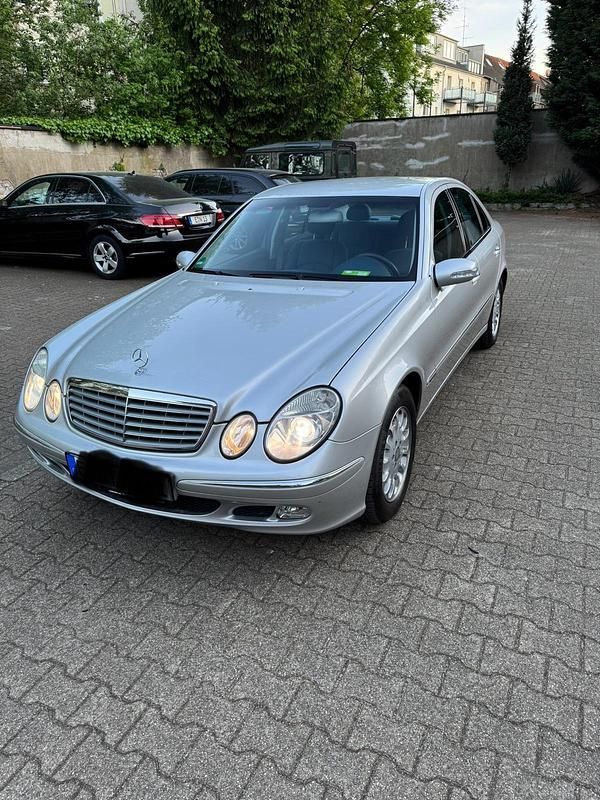 Silber Gebraucht 2003 Mercedes E240 Limousine | 4.000 € (Guter Preis) - Bild 1/4